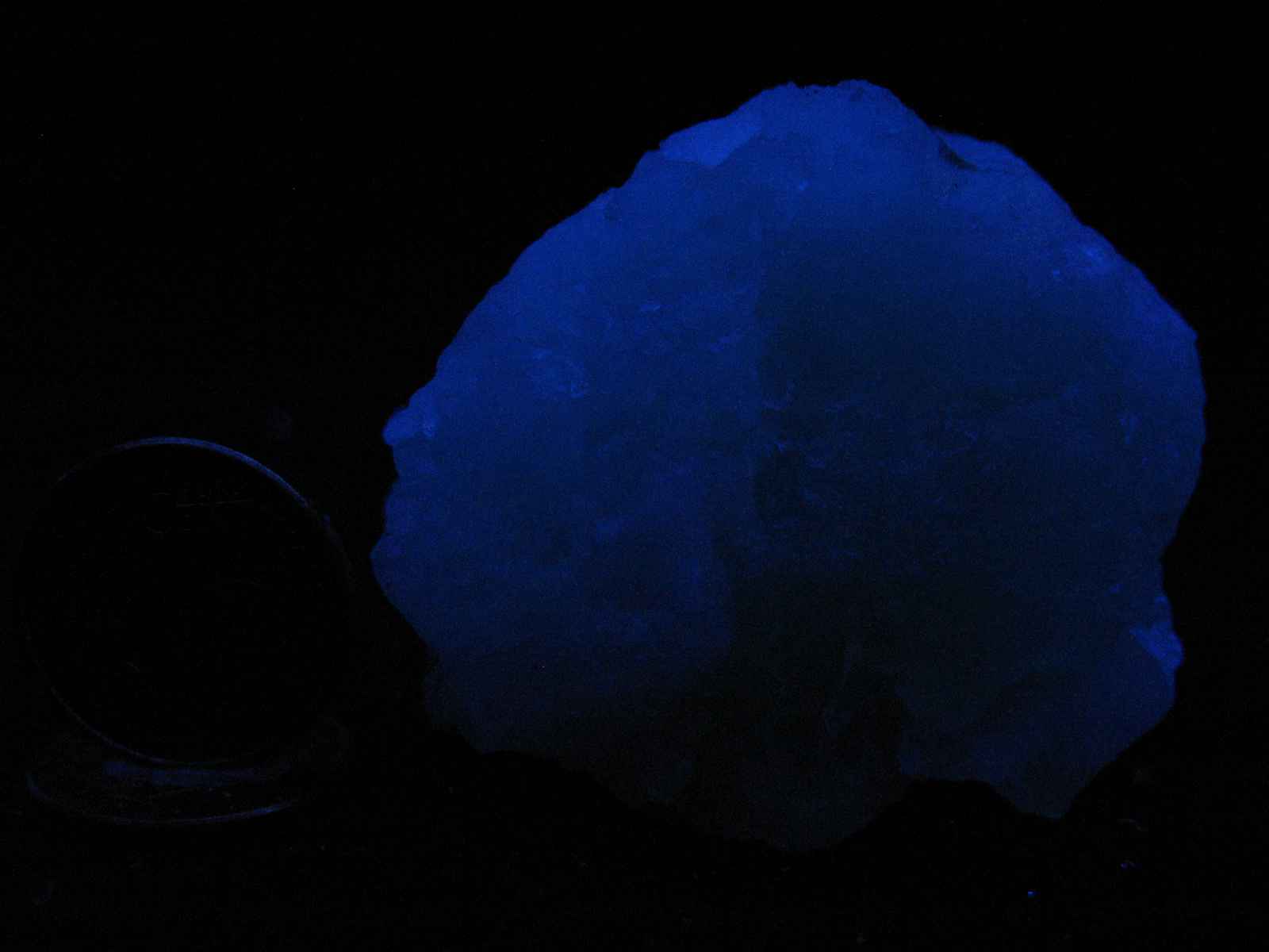 Fluorita fluorescente con cuarzo y pirita