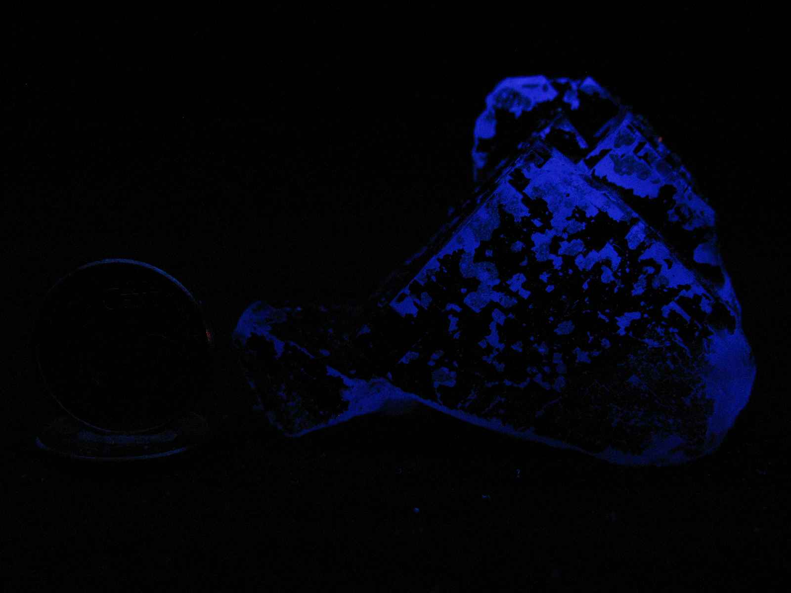 Fluorita fluorescente con cuarzo y pirita